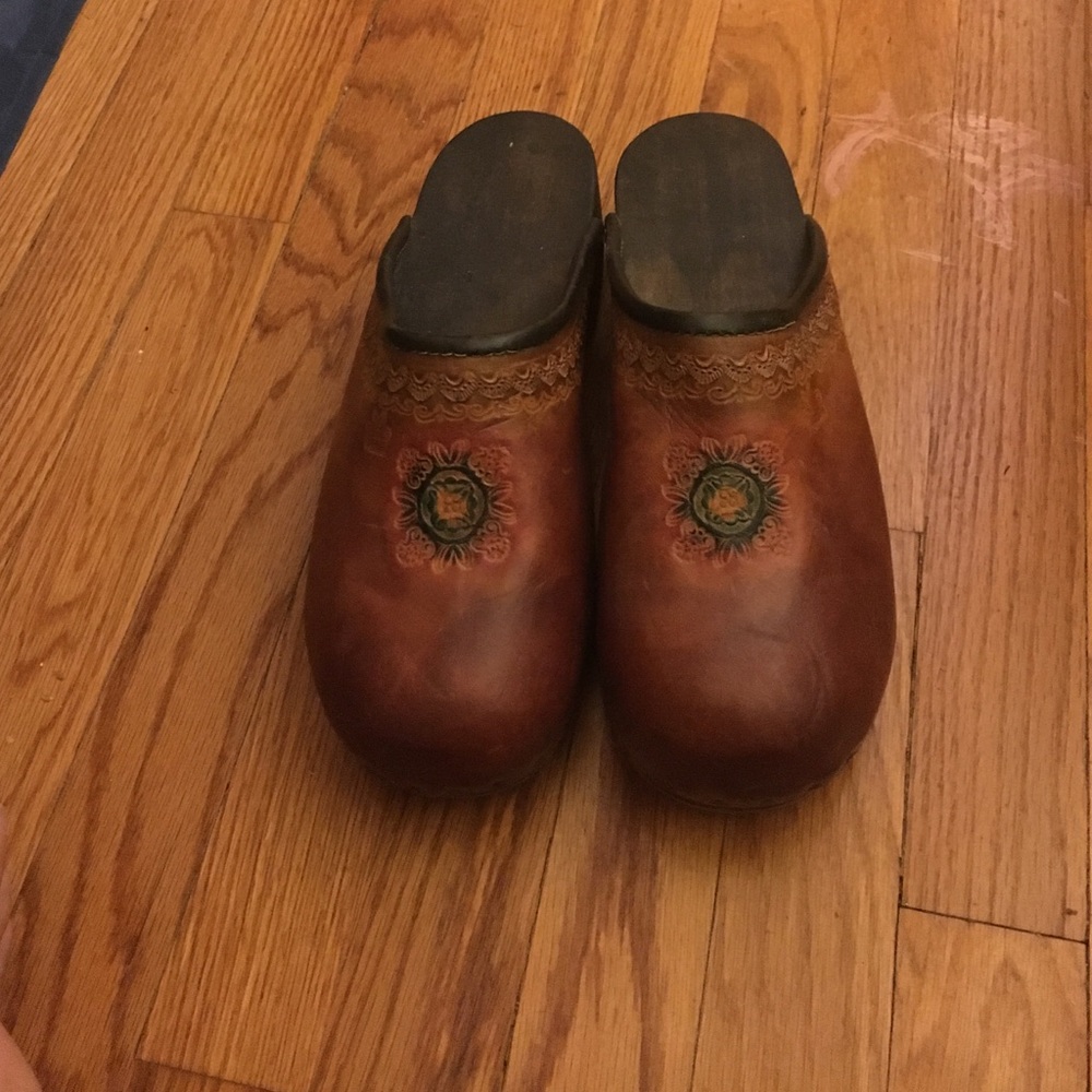 Spanish leather clogs hand crafted in Spain